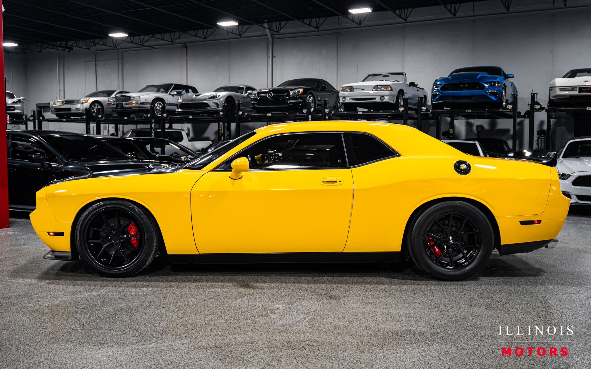 2010 Dodge Challenger SRT8 photo 2